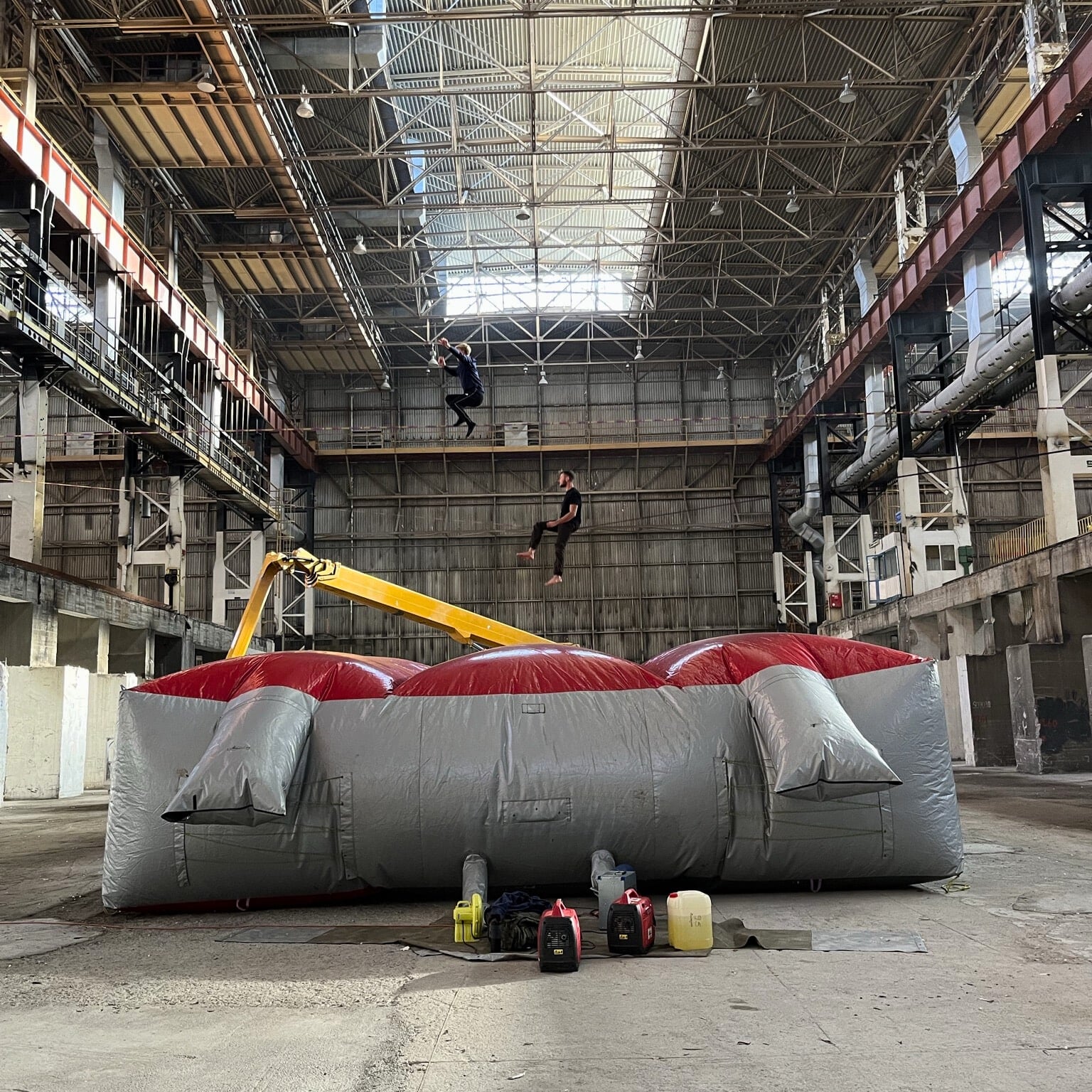 Scena kaskaderska w hali przemysłowej z użyciem airbagu i podnośnika, Bollywood Production