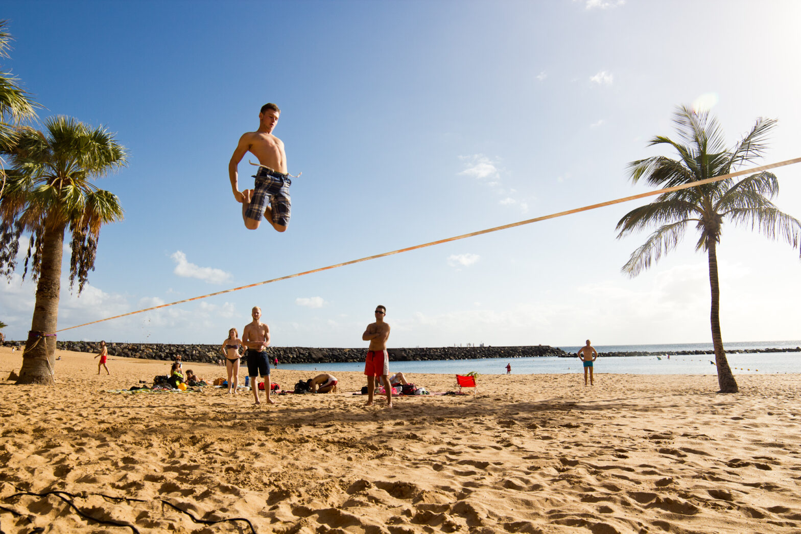 Slackline na plaży – widowiskowy skok nad piaskiem!