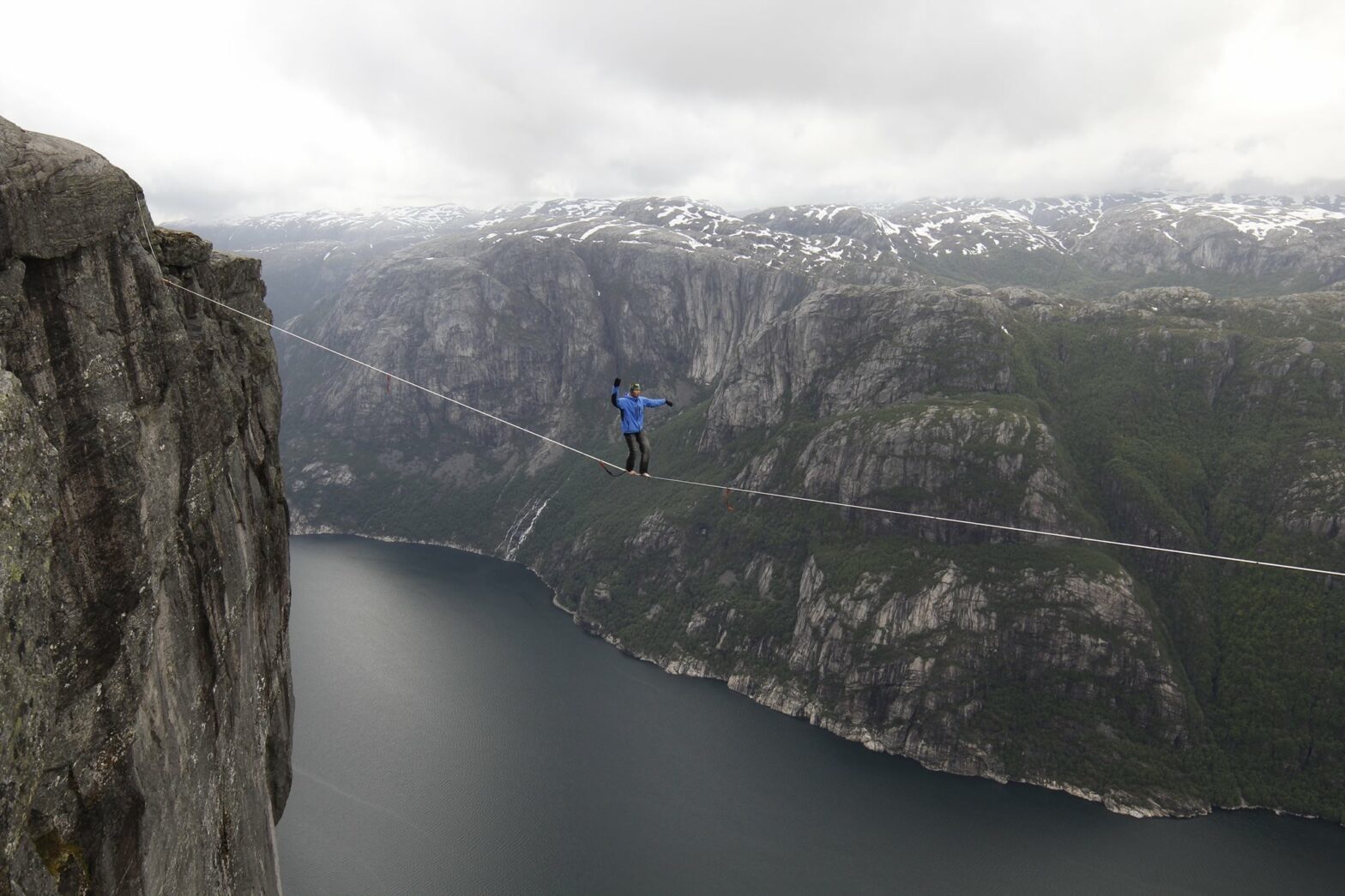 Highline nad fiordem – spacer w chmurach między klifami!