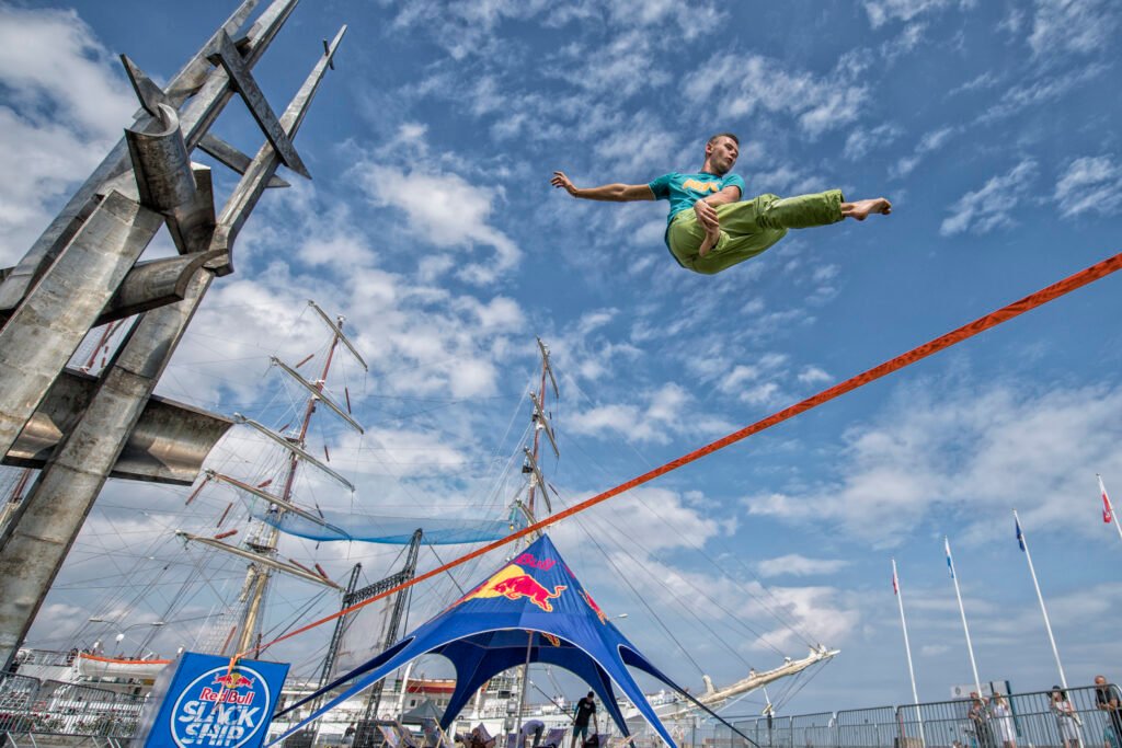 Powietrzna akrobacja na taśmie – slackliner w locie nad morzem!